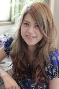 大人のロングスタイル。フェミニンなイメージで